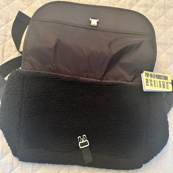 🆕 Pop-In @Nordstrom x Herschel Supply Co Sutton Messenger Bag 🖤🐻 NWT - Picture 3 of 7